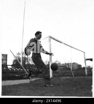 EN VILLE CE SOIR - Caporal Worswick, 1er régiment Royal Norfolk, sujet 'Football de l'armée du Rhin'. ProgNo.3 Armée britannique du Rhin Banque D'Images