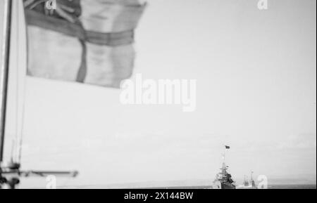 DESTROYERS EN MER. À BORD DU HMS KIPLING EN MER, OCTOBRE 1940. - Destroyers à l'entraînement au tir Banque D'Images