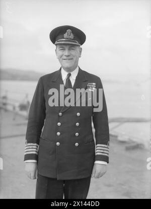 Le capitaine Q d Graham, CBE, DSO, RN, était le commandant du HMS Indefatigable le 12 mai 1944 à Greenock, supervisant les opérations navales et la gestion des navires. Banque D'Images