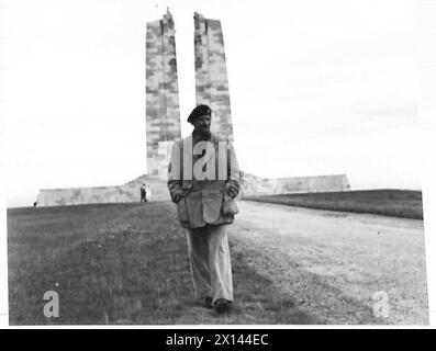 LE MARÉCHAL MONTGOMERY VISITE LA CRÊTE DE VIMY et LE MARÉCHAL MONTGOMERY AVEC LES 5E ET 6E COMMANDOS - le maréchal Montgomery a visité le Monument commémoratif de guerre du Canada à la crête de Vimy lors de son passage en Belgique, 21e Groupe d'armées de l'Armée britannique Banque D'Images