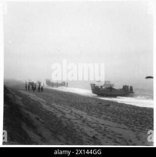 L'OPÉRATION TORCH, NOVEMBRE 1942 - embarcations de débarquement transportant les troupes américaines de la 34e division d'infanterie américaine et le personnel de la RAF arrivant à la plage de Surcouf, à 20 miles à l'est d'Alger, le 9 novembre 1942 US Army, Royal Air Force Banque D'Images