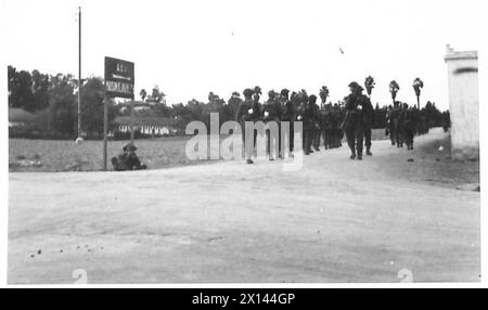 L'OPÉRATION TORCH, NOVEMBRE 1942 - troupes du régiment de la RAF marchant vers l'aérodrome de Maison Blanche, Alger, 9 novembre 1942 Royal Air Force Banque D'Images