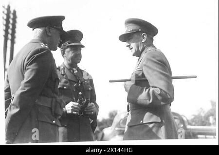 Le général Sir Alan Brooke visite le Commandement du Nord, accompagné du brigadier Morgan et du lieutenant-général Alexander, pour examiner les opérations militaires et l'état-major du commandement. Banque D'Images