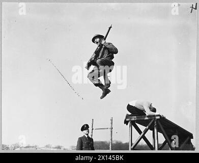 LORD TRENCHARD INSPECTE LES ESCADRONS DU RÉGIMENT DE LA ROYAL AIR FORCE. - [Voir A.M. Bulletin n° 9474]. 8706. Un saut en hauteur devant l'instructeur pendant la démonstration d'entraînement à l'agilité au combat, surveillée par Lord Trenchard Royal Air Force Banque D'Images