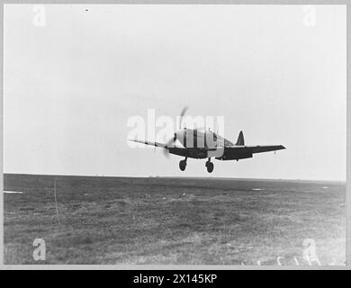 LE DERNIER SPITFIRE : MARK XII - 12726 photo (publiée en 1944) montre - venir atterrir avec des roues et des volets vers le bas de la Royal Air Force Banque D'Images