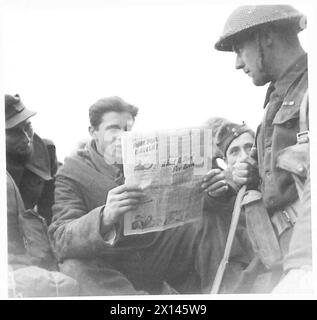 Pendant le débarquement allié au sud de Rome, une unité de la Garde irlandaise captura un prisonnier qui fut observé en train de lire un journal anglais. Banque D'Images