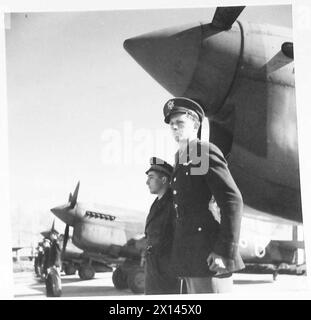 LES FORCES AÉRIENNES ALLIÉES DANS LA CAMPAGNE DE TUNISIE, NOVEMBRE 1942-MAI 1943 - pilotes américains et français sous le fuselage d'un des avions. La renaissance de la camaraderie d'armes franco-américaine a été symbolisée officiellement par la présentation de treize avions P40 Curtiss warhawk à l'escadrille française Lafayette qui succédèrent au célèbre escadron Lafayette issu des volontaires américains en France pendant la première Guerre mondiale. Maison Blanche, 9 janvier 1943 US Air Force, Air Force française Banque D'Images