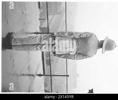 Un soldat de l'armée britannique porte une tenue de combat tropicale délivrée pour un déploiement à l'étranger, y compris un uniforme léger et un couvre-chef. Banque D'Images