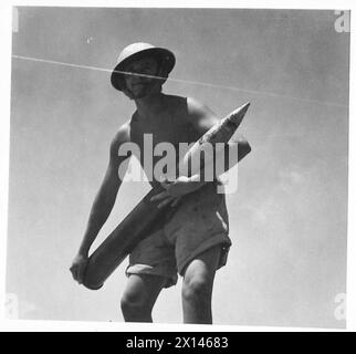 DERNIÈRES PHOTOS DU DÉSERT occidental - portant des obus aux canons, armée britannique Banque D'Images