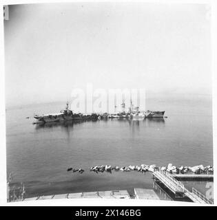 INVASION DE L'ITALIE : LA DIVISION AÉROPORTÉE OCCUPAIT TARENTE - navires de guerre britanniques à l'ancre dans le port de Tarente, armée britannique Banque D'Images