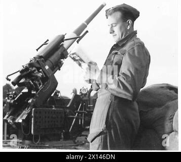 CAMPAGNE DE RÉCUPÉRATION DE PAPIER - Un soldat lit un livre en plus d'un pistolet A.A. sur un site d'armes à feu dans l'armée britannique de Londres Banque D'Images