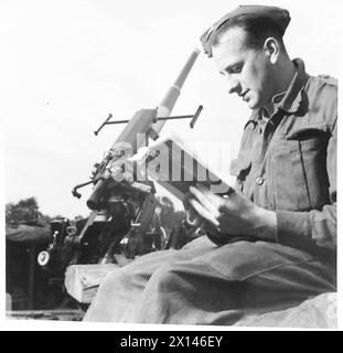 CAMPAGNE DE RÉCUPÉRATION DE PAPIER - Un soldat lit un livre en plus d'un pistolet A.A. sur un site d'armes à feu dans l'armée britannique de Londres Banque D'Images