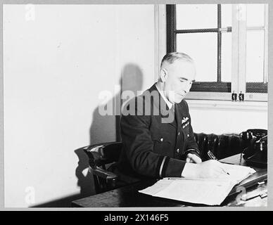 AIR COMMODORE WANN DE LA R.A.F. (photo publiée en 1945) VÉTÉRAN DE DIRIGEABLE ET SURVIVANT DE R.38 - Air Commodore Wann, qui fait maintenant des tâches d'état-major pour la R.A.F. est un vétéran de l'air. Il était membre du Royal Naval Air Service et pilote de dirigeable, l'un des cinq survivants du batal R.38 qui s'est cassé au milieu des navires lors d'essais au-dessus du Humber le 24 août 1921. En 1939, il se rend en France où il commande une escadre de bombardier de combat Fairey. Il a récemment appris à piloter un Spitfire. Un nouveau portrait du Commodore de l'Air A. 11. Wann Royal Air Force Banque D'Images