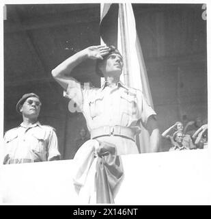 L'ARMÉE POLONAISE DANS LA CAMPAGNE D'ITALIE, 1943-1945 - le général Władysław Anders, commandant du 2e corps polonais, a salué ses troupes au Campo Sporta à Ancône, le 8 août 1944. Il a présenté un certain nombre d'ordres Virtuti Militari à ses officiers et hommes pour bravoure dans les batailles de Cassino et d'Ancône. Le général Zygmunt Bohusz-Szyszko, son adjoint, est à gauche, portant des lunettes de soleil Armée polonaise, Forces armées polonaises à l'Ouest, corps polonais, II, Anders, Władysław, Bohusz-Szyszko, Zygmunt Piotr Banque D'Images