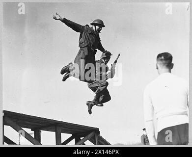 LORD TRENCHARD INSPECTE LES ESCADRONS DU RÉGIMENT DE LA ROYAL AIR FORCE. - [Voir A.M. Bulletin No 9474], 8706. Un saut spectaculaire par les hommes du R.A.F. Regiment fait partie de l'affichage des méthodes d'entraînement surveillé par Lord Trenchard Royal Air Force Banque D'Images