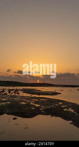 Des rochers époustouflants, des teintes de coucher de soleil miroirs Banque D'Images