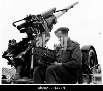 CAMPAGNE DE RÉCUPÉRATION DE PAPIER - Un soldat lit un livre en plus d'un pistolet A.A. sur un site d'armes à feu dans l'armée britannique de Londres Banque D'Images