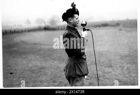 DÉMONSTRATION DE MORTIER DE TRANCHÉE AUX FUSILS IRLANDAIS DE LONDRES - le lieutenant-colonel McNamara, député de Chelmsford, utilise un microphone pour donner des instructions aux troupes. Il est commandant du bataillon de l'armée britannique Banque D'Images