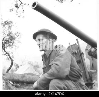 ITALIE : CINQUIÈME FEU ARMYSPOT SUR LES KIWIS - anti-Tank S/Sgt. W.J. Butler du 22e bataillon motorisé de la division N.Z. « Je pense que nous les traverserons bien. Mon idée d’un bon moment, c’est un grand match de rugger, suivi d’une soirée à l’Hôtel Taratshi avec mes joker-copains. C'est juste le "câpres". Le sergent Butler est âgé de 22 ans et est à l'étranger depuis 3 ans. Autrefois un fanner, il est originaire de Solway, Masterton, N.Z British Army Banque D'Images