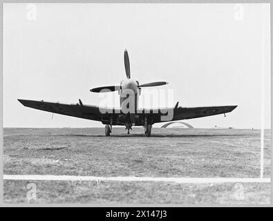 Photographie montrant la vue de face d'un avion Spitfire Mark XII en 1944, mettant en évidence les ailes coupées, les carénages de capotage moteur et la conception globale de la cellule. Banque D'Images