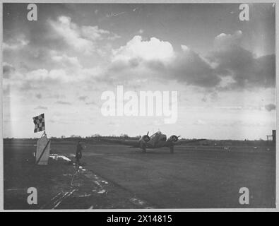 EMPIRE CENTRAL FLYING SCHOOL : AIR UNIVERSITY OF THEALLIED NATIONS. - (Photo publiée en 1943) 8186. Un entraîneur d'Oxford qui vient de recevoir la permission de décoller de l'aviateur au poste de taxi de la Royal Air Force Banque D'Images