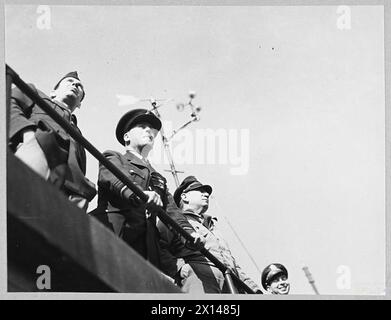 AIR CHIEF MARSHAL SIR STRAFFORD LEIGH-MALLORY, KCB., DSO., INSPECTE AMERICAN MARAUDER WING - photo (publiée en 1944) montre - du haut de la tour de contrôle le Air Chief Marshal regarde les Marauders décoller de la Royal Air Force Banque D'Images