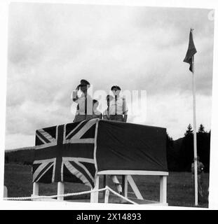 LIEUT. LE GÉNÉRAL MCCREERY ASSISTE AU STAND DOWN OF 27 LANCERS - LIEUT. Le général McCreery reçoit le salut lors du dernier pas de mars des 27th Lancers. Sur la plate-forme avec lui se trouve Lieut. Colonel Horseburgh-porter Armée britannique Banque D'Images