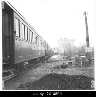 ITALIE : CINQUIÈME TRAIN ARMYHOSPITAL - le train de l'hôpital arrivant au chemin de fer , armée britannique Banque D'Images