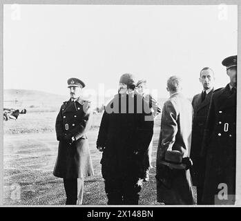 L'ALLIANCE ANGLO-RUSSE : VISITE DE M. MOLOTOV EN GRANDE-BRETAGNE POUR LA SIGNATURE D'UN PACTE D'AIDE MUTUELLE DE 20 ANS - 5707 M.Moltov en kit de vol, à son arrivée à un aérodrome du Nord, avec un officier supérieur de la R.A.F. de la région et Mr. Geoffrey Wilson du ministère des Affaires étrangères [tête nue, extrême droite] Royal Air Force Banque D'Images