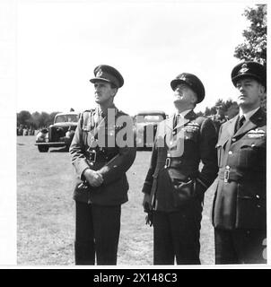 LES COMMANDANTS DE L'ARMÉE DE L'AIR ET DE L'ARMÉE DE L'AIR REGARDENT LES PARACHUTISTES EN FORMATION - de gauche à droite : le C-en-C et le maréchal de l'air Sir A. Barratt regardant le largage de masse, l'armée britannique Banque D'Images