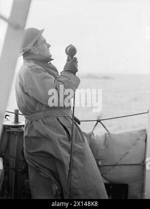 L'ARMADA ALLIÉE NAVIGUE SANS ÊTRE AGRESSÉE LORS D'UN GRAND EXERCICE DANS LE CHENAL. 9 SEPTEMBRE 1943 EN MER DANS LA MANCHE. LES FORCES TERRESTRES, MARITIMES ET AÉRIENNES ALLIÉES ONT EFFECTUÉ UN EXERCICE MAJEUR DE 24 HEURES DANS LA MANCHE SANS INTERFÉRENCE DE L'ENNEMI. LA GRANDE ARMADA NAVIGUE À MOINS DE 10 MILES DE LA CÔTE FRANÇAISE. LES BOMBARDIERS ET CHASSEURS ALLIÉS SOUTENANT L'OPÉRATION ONT EFFECTUÉ PLUS DE 300 SORTIES. AVEC UNE OPPOSITION ENNEMIE NÉGLIGEABLE. - S MacPherson, commentateur de la BBC, enregistrant l'exercice Banque D'Images