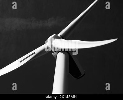 Éolienne sur fond de ciel sombre à Oakdale, Blackwood, pays de Galles, Royaume-Uni Banque D'Images