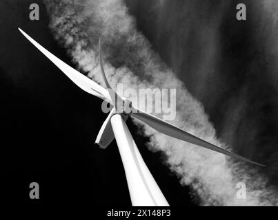 Éolienne sur fond de ciel sombre à Oakdale, Blackwood, pays de Galles, Royaume-Uni Banque D'Images