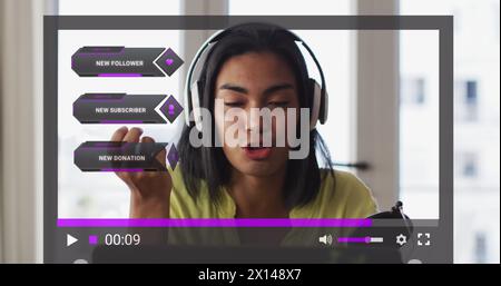 Image de l'écran avec l'interface numérique sur la femme biraciale sur le vlog maquillage Banque D'Images