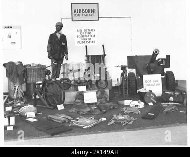 EXPOSITION D'ÉQUIPEMENT AU DÉPÔT ROYAL ORDNANCE - Une exposition d'équipement aéroporté de l'armée britannique Banque D'Images