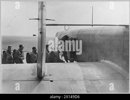 PARACHUTISTES BRITANNIQUES : LE SERVICE PASSE À LA SOIE - tout est maintenant réglé et les parachutistes entrent dans l'avion Royal Air Force Banque D'Images