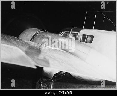 EMPIRE CENTRAL FLYING SCHOOL : AIR UNIVERSITY OF THEALLIED NATIONS. - (Photo publiée en 1943) 8186. Un avion d'entraînement d'Oxford décollant la nuit de la Royal Air Force Banque D'Images