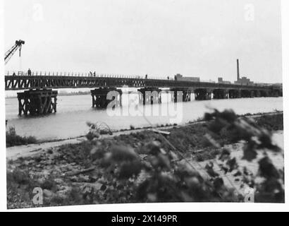 PONTS PERMANENTS SUR LE RHIN - le pont ferroviaire a achevé l'armée britannique, 21e groupe d'armées Banque D'Images