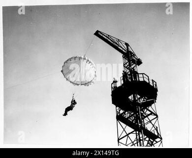 Les parachutistes stagiaires de l'armée polonaise s'entraînent à sauter en parachute depuis une tour avec descente contrôlée par câble à Elie, Fifeshire, observé par le général Władysław Sikorski lors des exercices d'entraînement de la 4e brigade de fusiliers du cadre. Banque D'Images