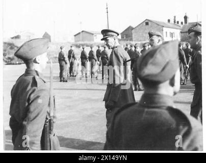 TRANSFERT D'INFANTERIE AU ROYAL ARMRED CORPS - le commandant du corps inspecte l'ensemble du bataillon de l'armée britannique Banque D'Images