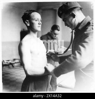 HUITIÈME ARMÉE : CONGÉ DANS LES FOYERS POUR UN INFANTERIE - il est examiné par le médecin, et passé en forme de l'armée britannique Banque D'Images