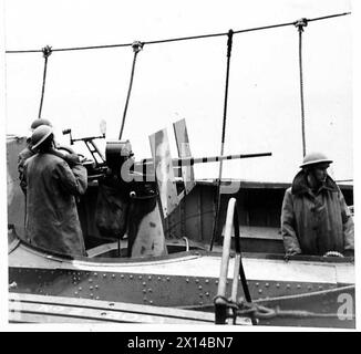 OPÉRATIONS COMBINÉES - embarcation de soutien légère avec canon OERLIKON de 8' de l'armée britannique Banque D'Images