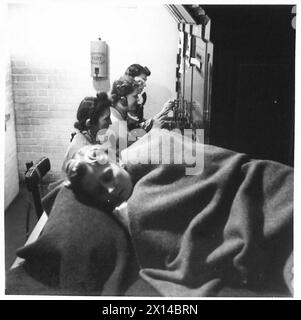 Les téléphonistes ATS travaillent par quarts de trois heures au standard ; l'un se repose tandis que les autres continuent leurs fonctions. Banque D'Images