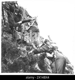 COMMANDOS EN FORMATION - le parti grimpant les pentes inférieures, de la montagne British Army Banque D'Images