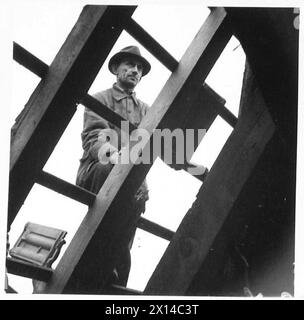 CIVILS ALLEMANDS SOUS LE GOUVERNEMENT MILITAIRE - photo intérieure de carrelages au travail Armée britannique, 21e groupe d'armées Banque D'Images