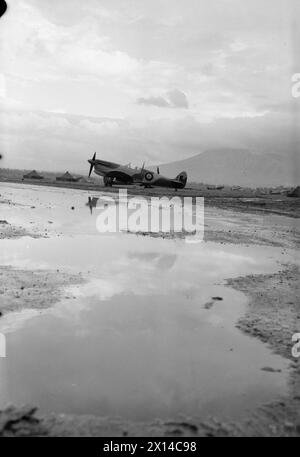 Entre 1942 et 1945, le 43e escadron de la RAF stationne des Supermarine Spitfires, dont un Mark VC, EF682, nouvellement livré, sur l'aérodrome de Capodichino obstrué par l'eau près de Naples, en Italie, dans le cadre des opérations de la Royal Air Force. Banque D'Images
