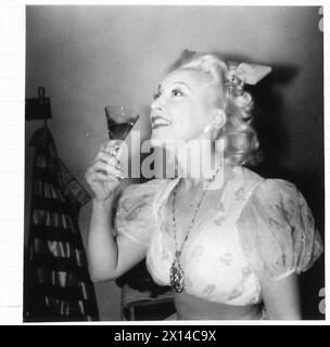 ENSA À BRUXELLES - Frances Day dégustant une boisson bien méritée pendant l'intervalle British Army, 21st Army Group Banque D'Images