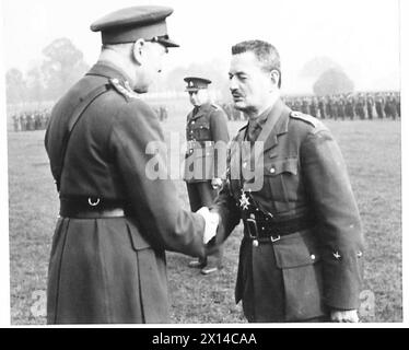 LE COMMANDEMENT DE l'Ouest du GC-in-C REMET DES MÉDAILLES AUX OFFICIERS ALLIÉS - le général Sir R. Gordon Finlayson remet l'ordre du bain au colonel Liska British Army Banque D'Images