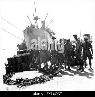 INVASION DE L'ITALIE : LA DIVISION AÉROPORTÉE OCCUPE TARENTE - hommes de 722 A.W., R.ES déchargeant de l'essence à Tarente quais l'armée britannique Banque D'Images