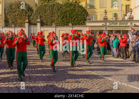 Ivrea, Italy - February 19, 2023: Band of musicians march, a tradition that is part of the historical carnival of Ivrea, Piedmont, Northern Italy Banque D'Images